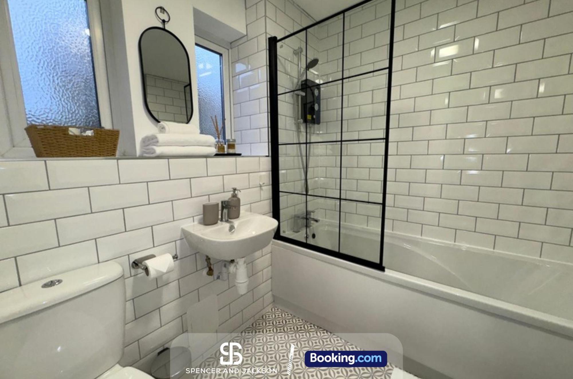 Apartment 2 Bedroom Spacious Duplex Near The With Free Parking By Spencer And Jackson Short Lets & Serviced